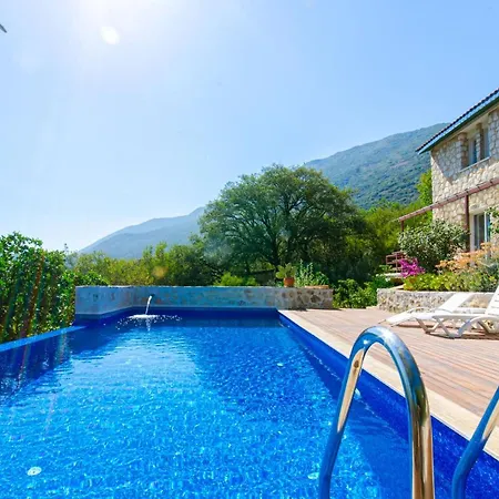 فيلة Stone Clad La Maison P