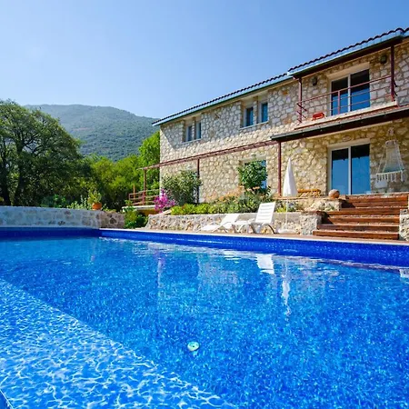 فيلة Stone Clad La Maison P