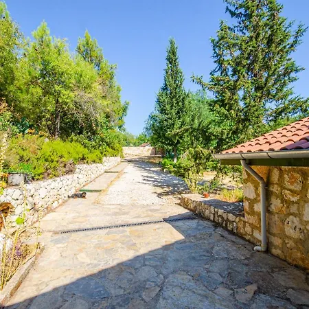 Stone Clad La Maison P וילה