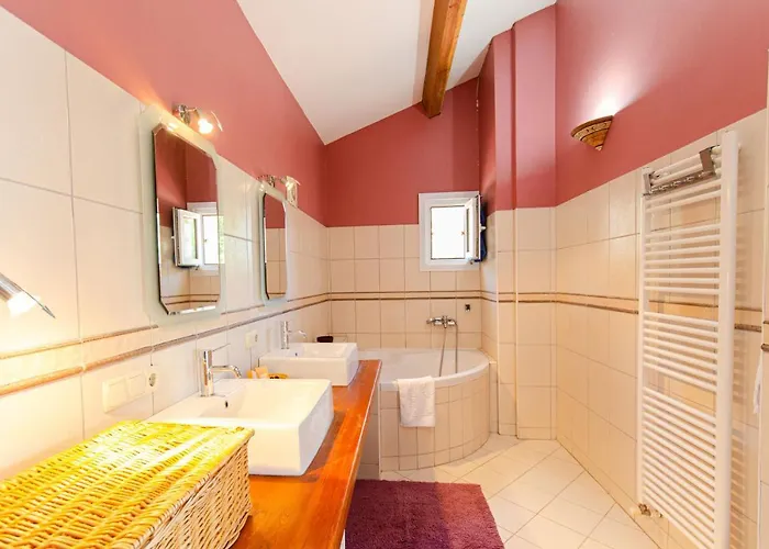 Stone Clad La Maison P فيلة