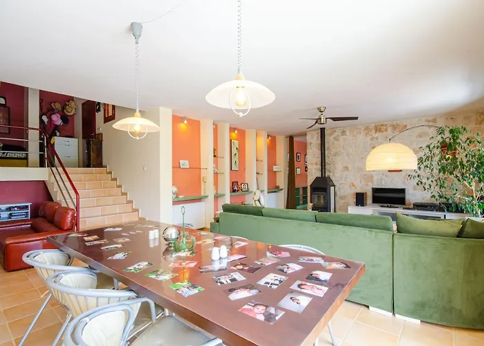 فيلة Stone Clad La Maison P