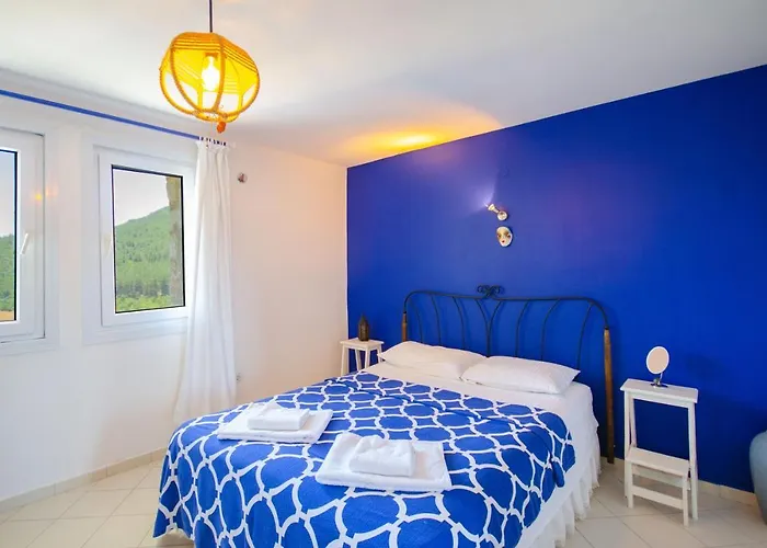 Stone Clad La Maison P كاس